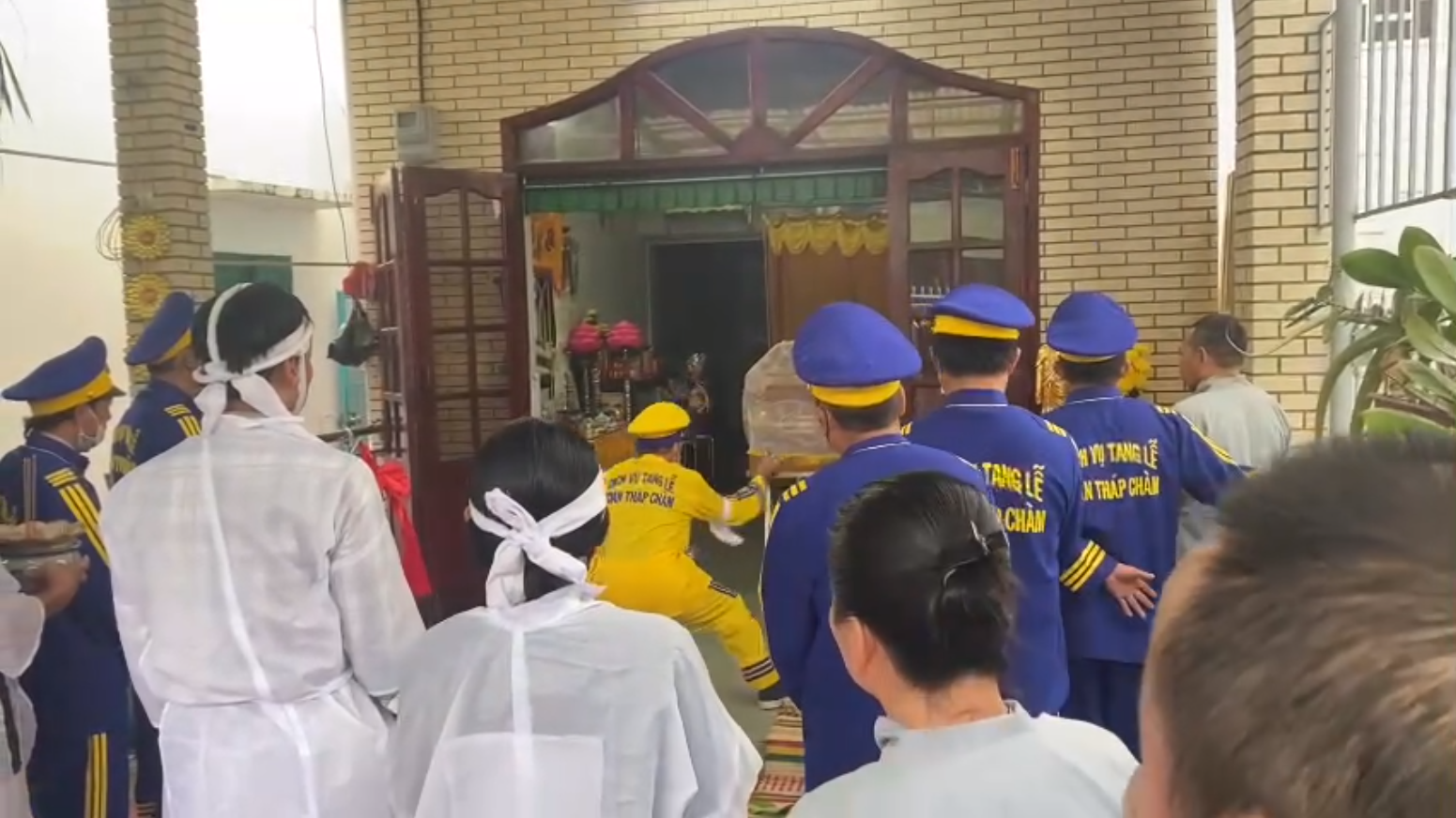 Quang cảnh tang lễ trước khi đưa nghệ sĩ an nghỉ Quang cảnh chuẩn bị tang lễ