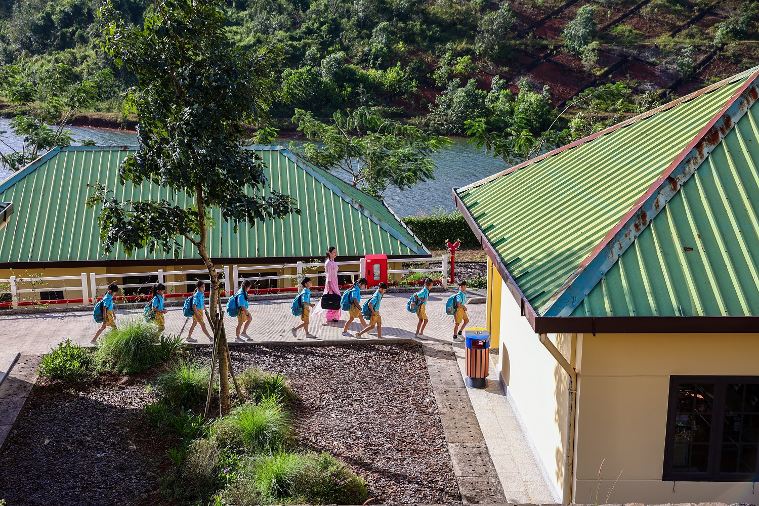 Học sinh chăm sóc kỹ lưỡng tại ngôi trường