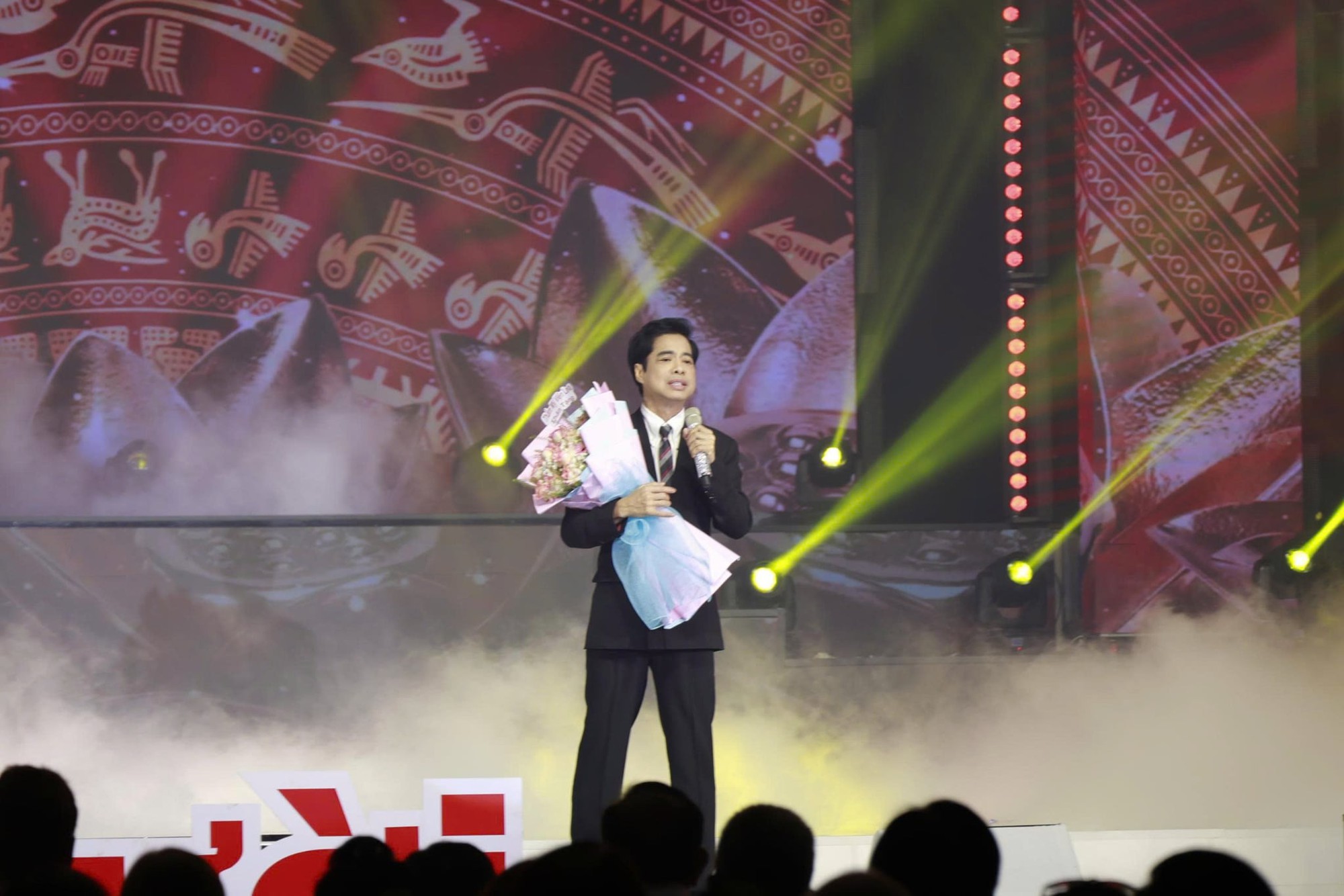 Nghệ sĩ biểu diễn tại đêm nhạc thiện nguyện Nghệ sĩ trình diễn trên sân khấu