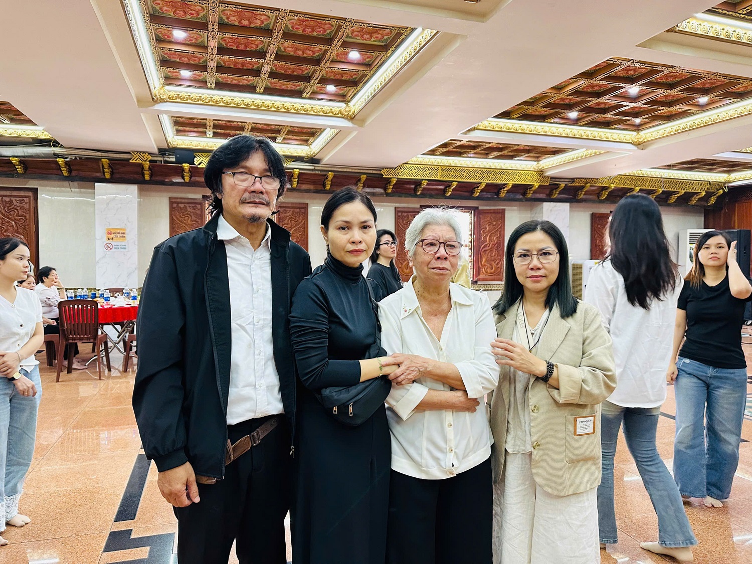 Mẹ ruột cố NSƯT Ngọc Trinh nắm tay NSƯT Công Ninh khóc nghẹn trong lễ 100 ngày mất con - Ảnh 3. NSƯT Công Ninh, Huỳnh Tinh Vân, mẹ Ngọc Trinh sau buổi cầu nguyện