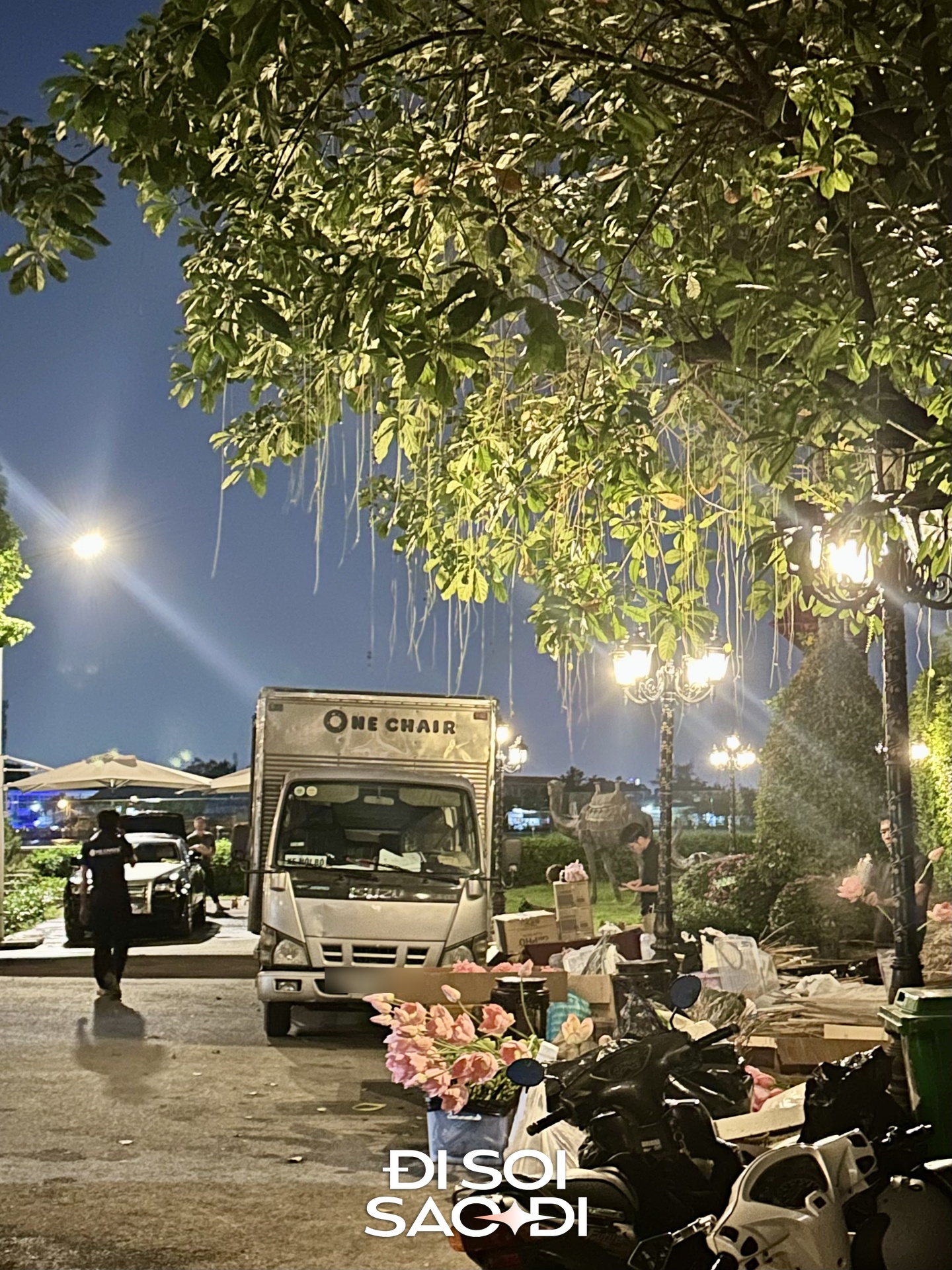 Nhiều thùng hoa đã được bày ra phía bên ngoài cổng biệt thự Thùng hoa chuẩn bị cho đám cưới