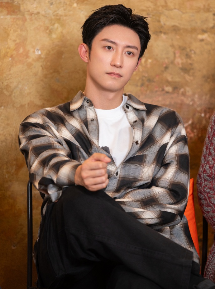 Mỹ nam lộ clip hẹn hò ở Phú Quốc thay bồ, lần này cặp kè Hoa khôi đẹp nhất trường múa?- Ảnh 5. Hiện tại, Hoàng Cảnh Du vướng nghi vấn hẹn hò Kim Thần