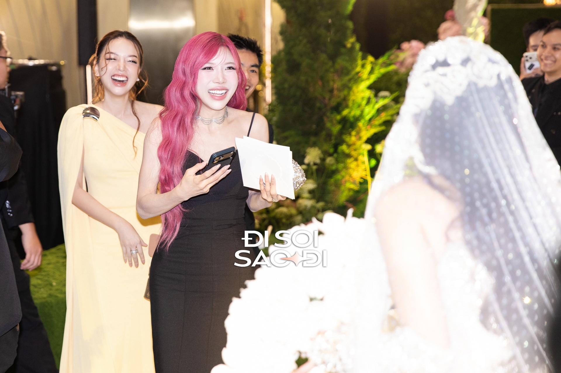 Tiên Nguyễn vui vẻ nhún nhảy cùng chú rể Cô dâu diện váy ngắn quẩy tưng bừng sau tiệc cưới