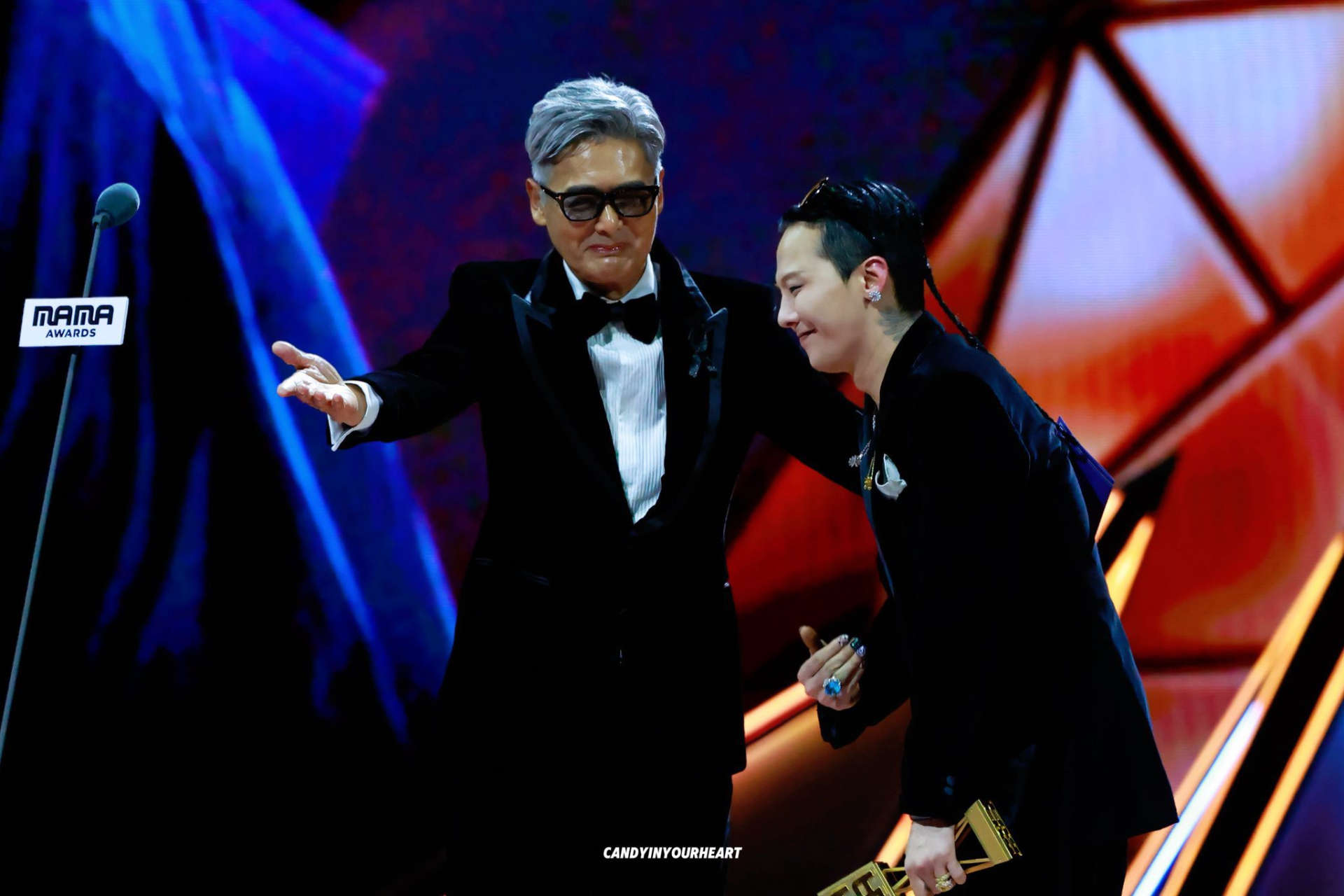 G-DRAGON nhận giải thưởng Nghệ sĩ của năm