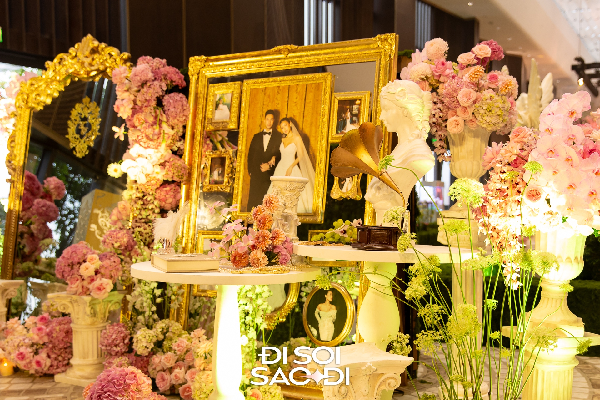 Ảnh chụp cặp đôi ở nước ngoài bày trí trên bàn Ảnh cưới lãng mạn