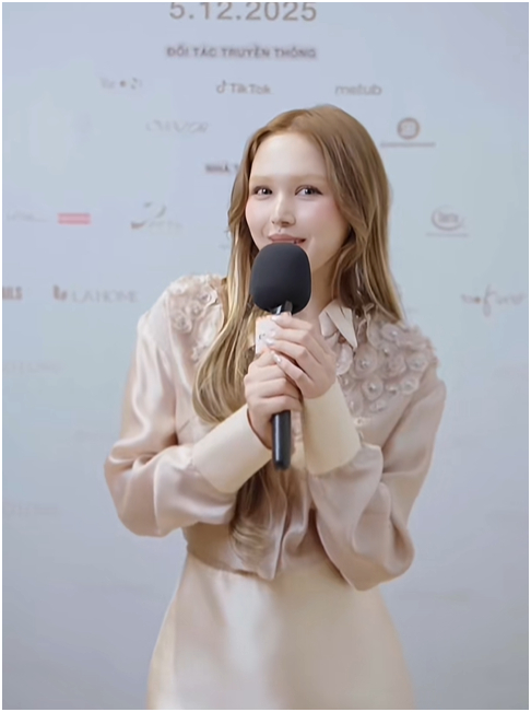 Xoài Non tại buổi fitting Emerge Fashion Show 2025 Xoài Non trong thiết kế áo dài tay, chân váy ôm sát