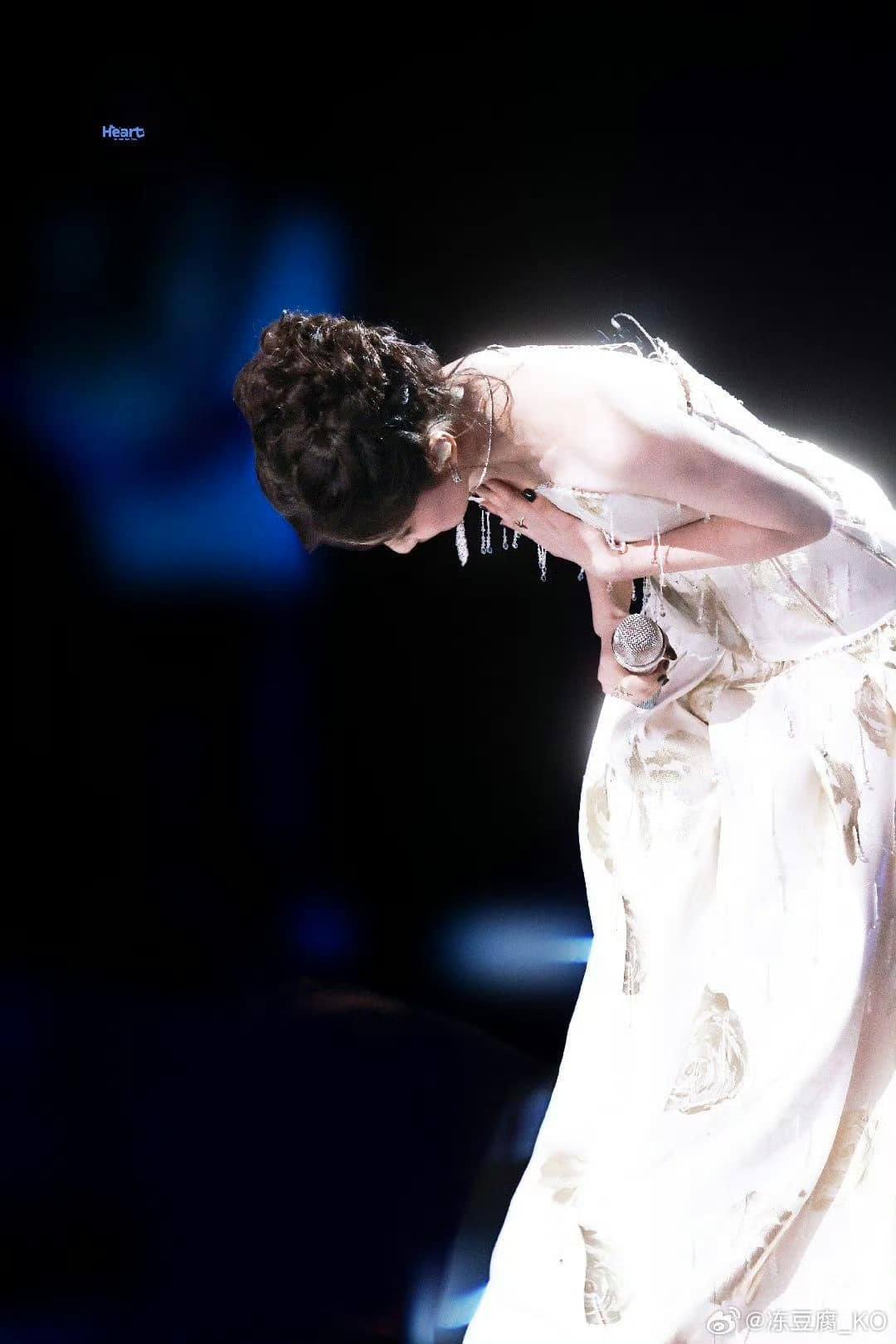 Bạch Lộc cúi chào trên sân khấu