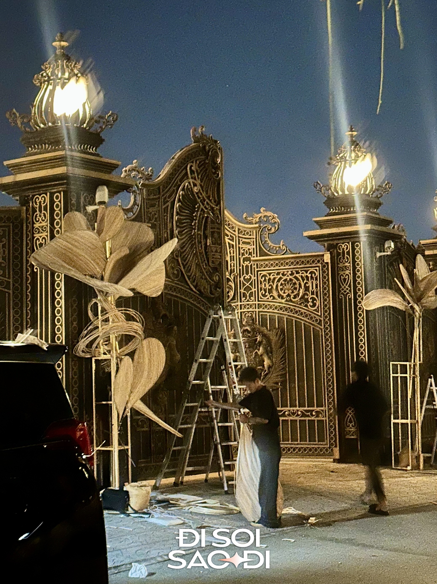 Đội ngũ thi công rạp cưới Tiên Nguyễn đã bắt đầu thực hiện những công đoạn đầu tiên từ tối 6/12 Thi công rạp cưới tại biệt thự