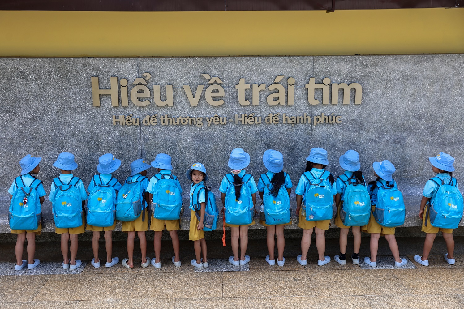 Các em nhỏ trong trường tiểu học của Chi Bảo ở Đắk Nông.