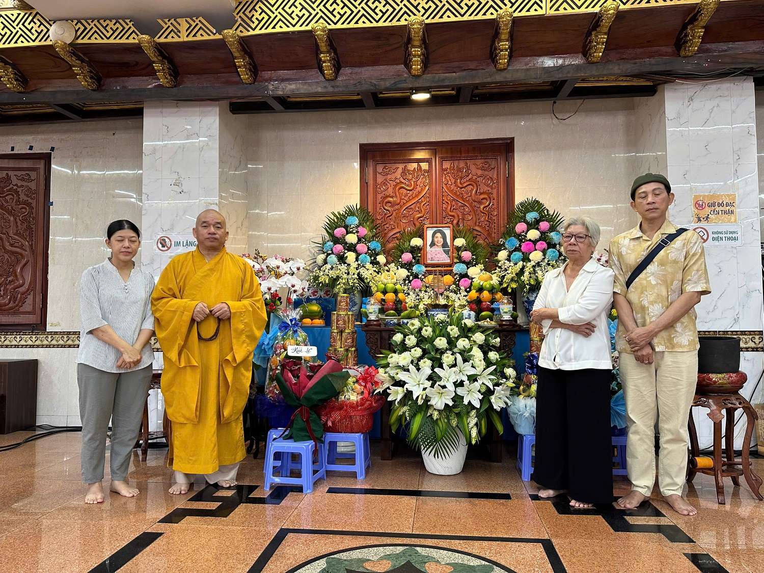 Mẹ ruột cố NSƯT Ngọc Trinh nắm tay NSƯT Công Ninh khóc nghẹn trong lễ 100 ngày mất con - Ảnh 1. Gia đình, nghệ sĩ trước bàn thờ và di ảnh NSƯT Ngọc Trinh