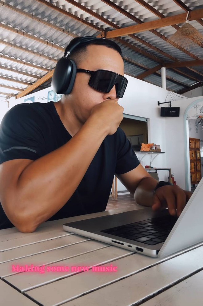 Có thời gian Touliver rời khỏi biệt thự, đến một vùng biển để làm việc Touliver đi làm việc ở biển