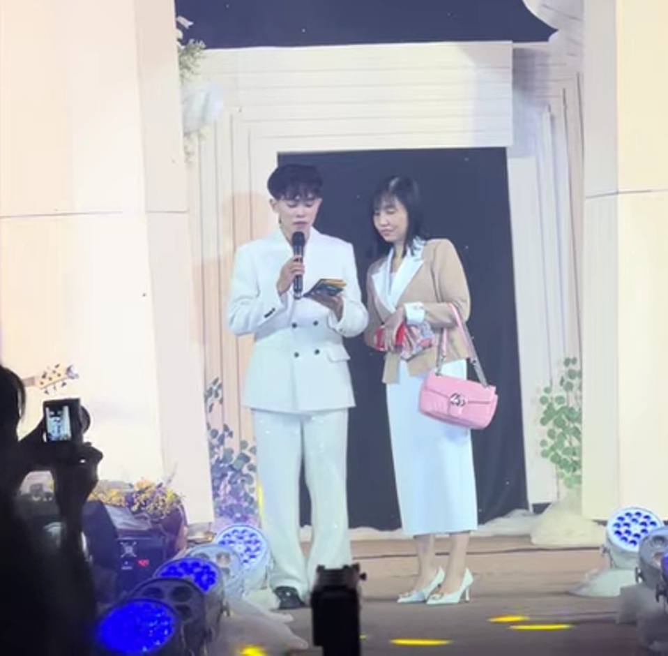 Hồ Văn Cường trên sân khấu biểu diễn Hồ Văn Cường biểu diễn sau khi hoạt động độc lập