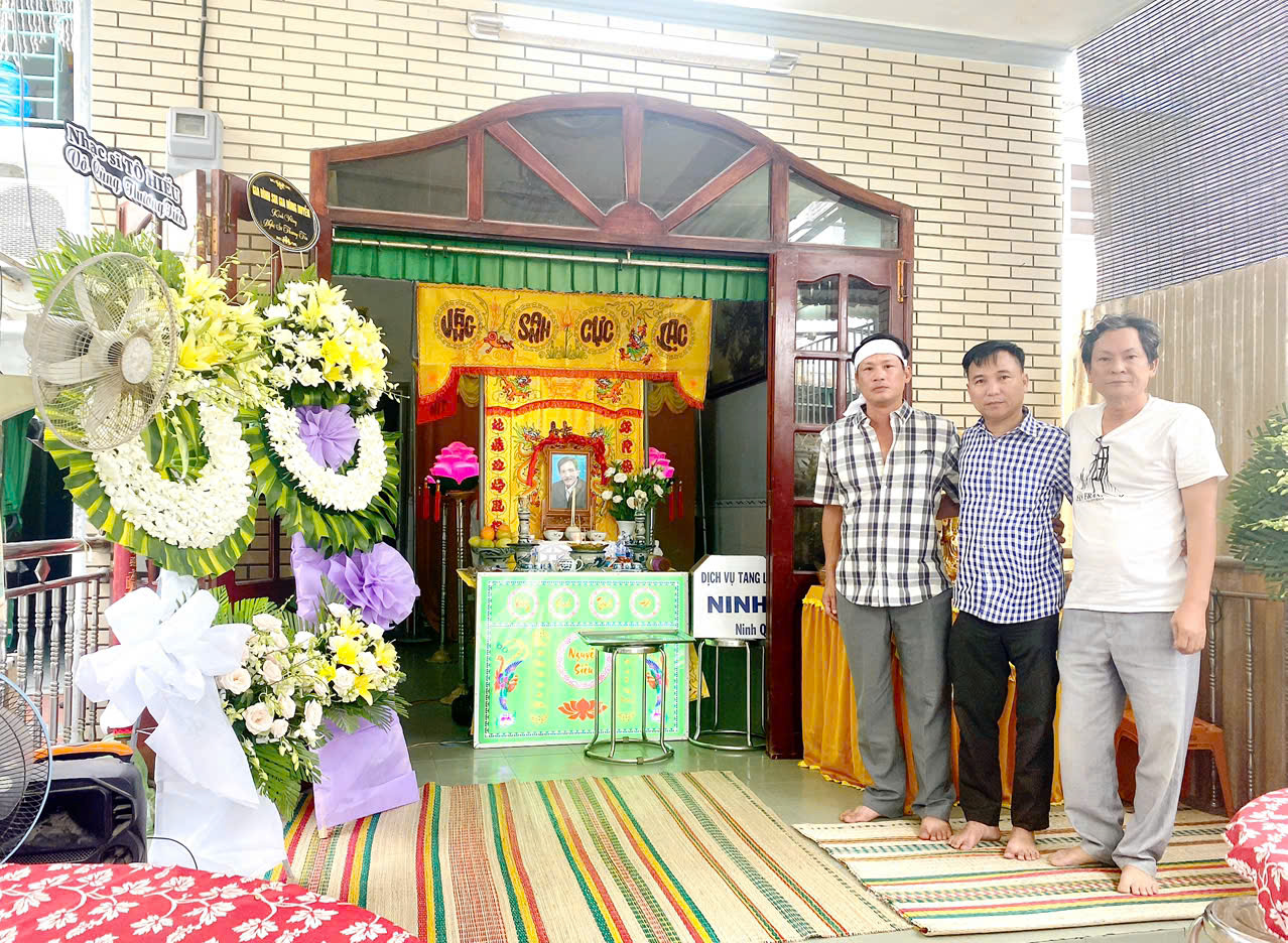 Nhạc sĩ Tô Hiếu tại tang lễ Nhạc sĩ đứng giữa cùng con trai Thương Tín