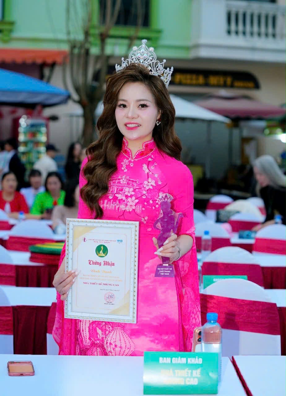 NTK Nhung Cao nhận giải thưởng Đại sứ áo dài Việt Nam 2025 NTK Nhung Cao nhận giải thưởng Đại sứ áo dài Việt Nam