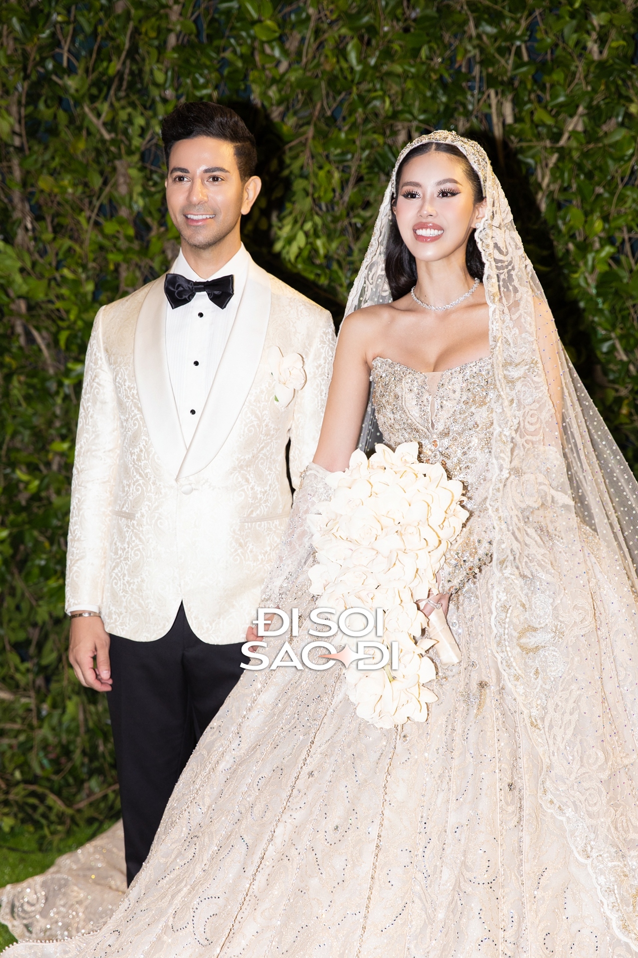 Tiên Nguyễn và chồng tình tứ khóa môi ngọt ngào Cô dâu chú rể lãng mạn trong ngày cưới