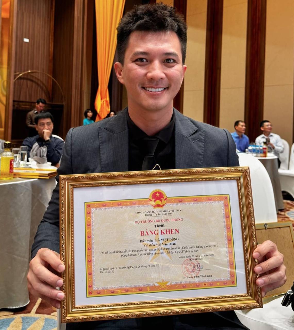 Hà Việt Dũng khoe bằng khen Bộ Quốc Phòng Bằng khen Bộ Quốc Phòng trao tặng Hà Việt Dũng