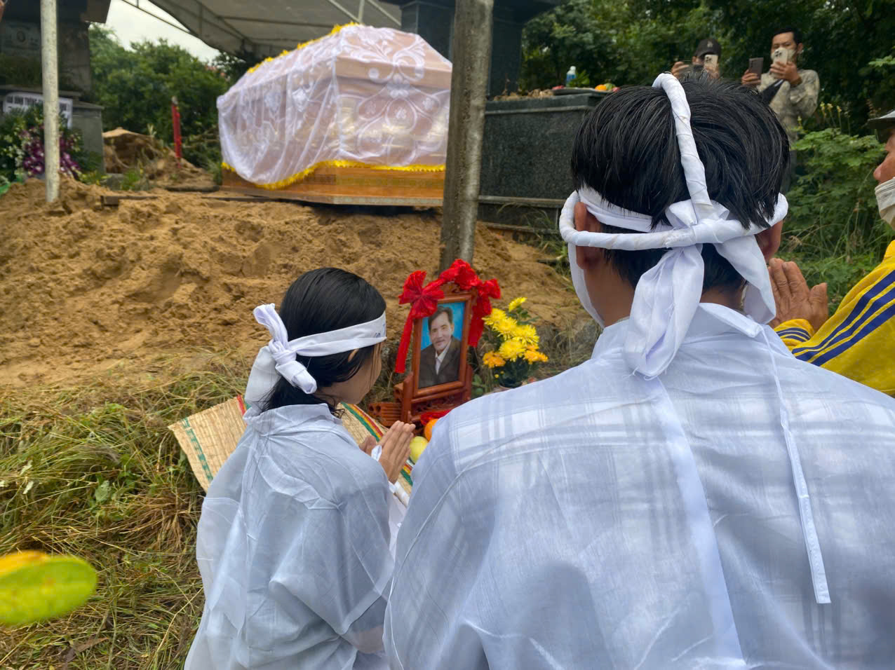 Hai con của Thương Tín trước lúc hạ huyệt Hai con nam nghệ sĩ tại tang lễ