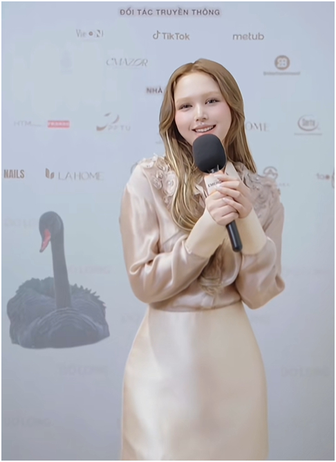 Xoài Non tại buổi fitting Xoài Non thử đồ cho show thời trang