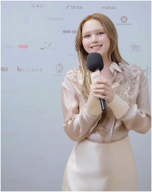 Xoài Non tại sự kiện Nhan sắc của Xoài Non trong buổi fitting