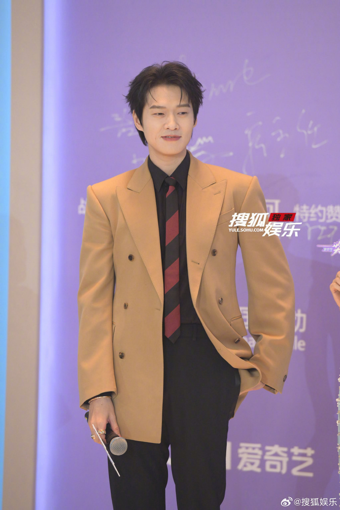 Dương Mịch và tình cũ diện đồ đôi Hai người đẹp mặc trang phục ton-sur-ton tại thảm đỏ