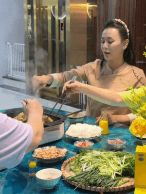 Phương Oanh lộ diện, ngoại hình hiện tại sao lại thế này?- Ảnh 3. Phương Oanh ăn uống cùng những người thân thiết