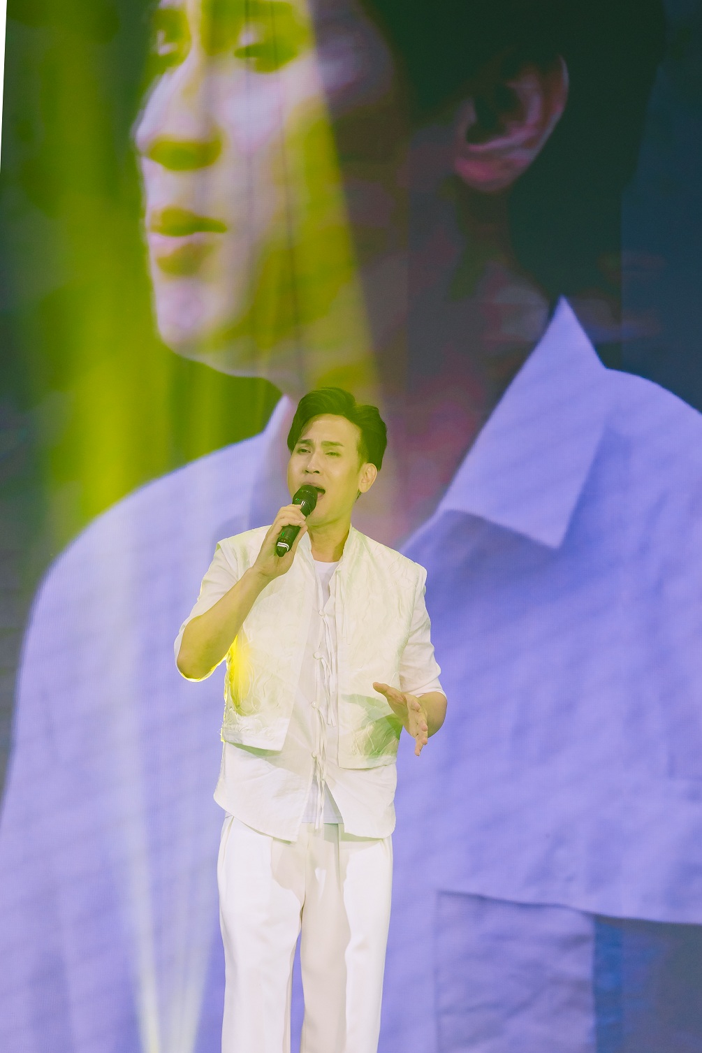 Góp sức hỗ trợ đồng bào miền Trung Nghệ sĩ và ban tổ chức tại sự kiện