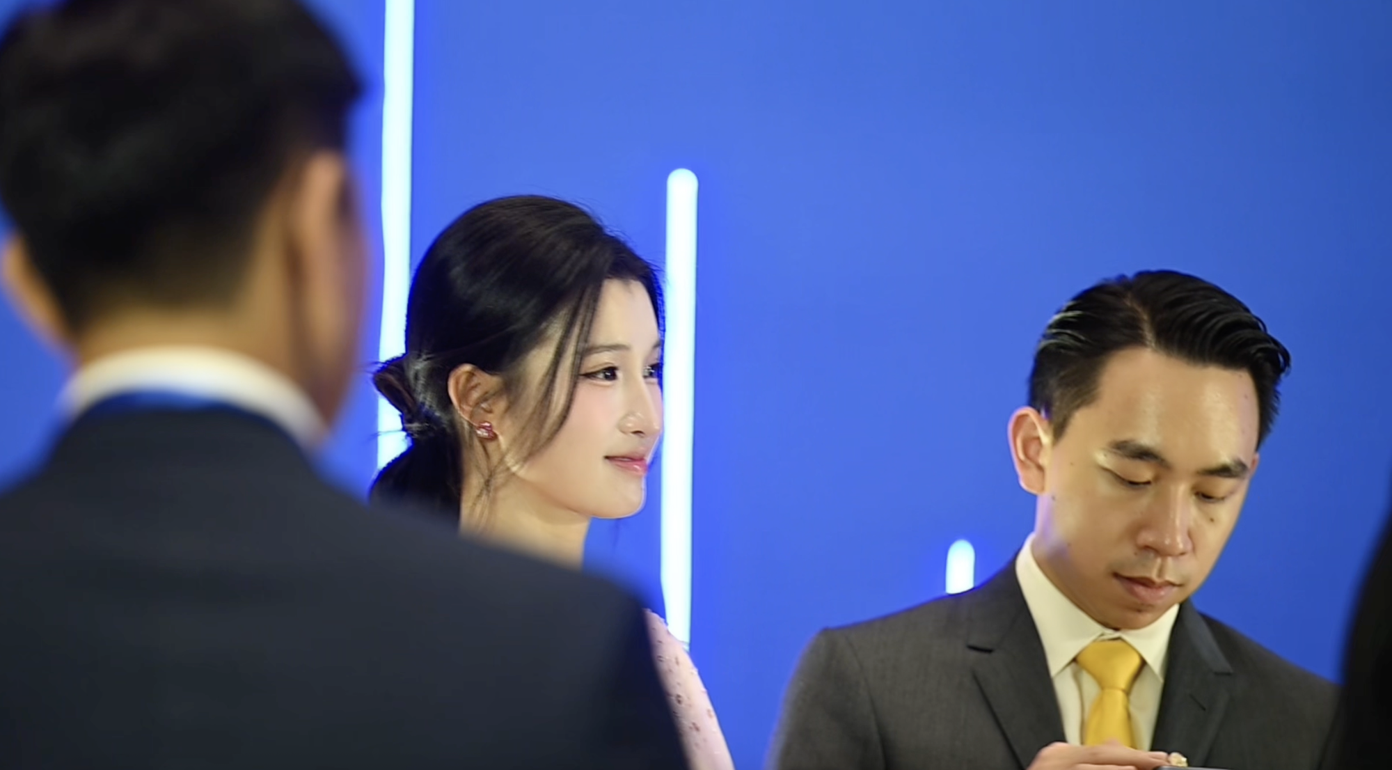 Phương Nhi đẹp 'không góc chết', thái độ của chồng thiếu gia cho vợ gây chú ý - Ảnh 1. Phương Nhi và Minh Hoàng tại lễ trao giải