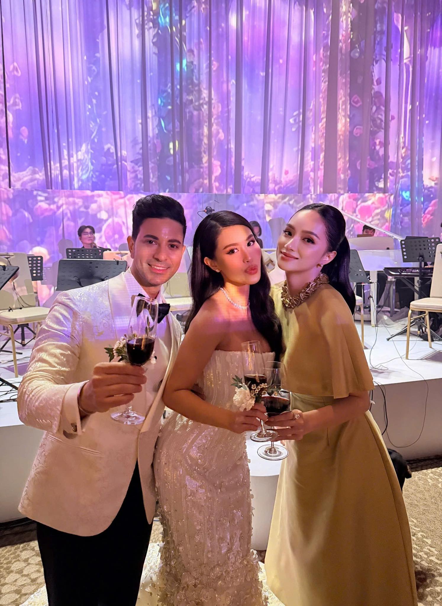 Nhan sắc xinh đẹp của Tiên Nguyễn trong trang phục thứ hai Tiên Nguyễn nổi bật với nhan sắc góc nào cũng đẹp