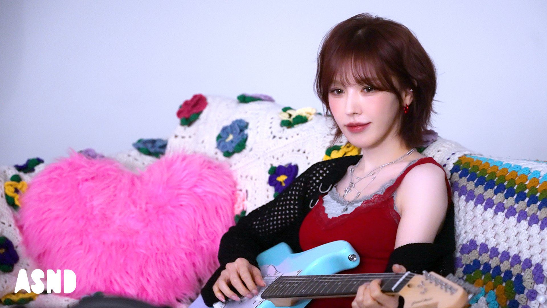 Giọng ca chính của Red Velvet Wendy ca hát trên sân khấu