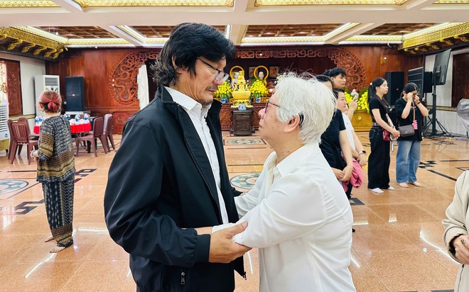 Lễ cúng 100 ngày mất của cố NSƯT Ngọc Trinh Gia đình và nghệ sĩ tụng kinh tại lễ cúng 100 ngày