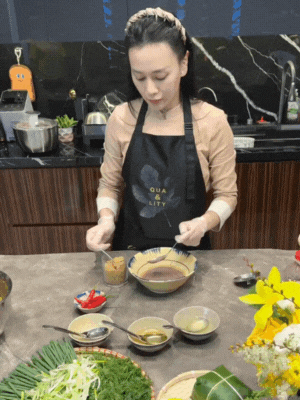 Phương Oanh lộ diện, ngoại hình hiện tại sao lại thế này?- Ảnh 2. Phương Oanh vẫn nấu ăn ở căn bếp quen thuộc của gia đình