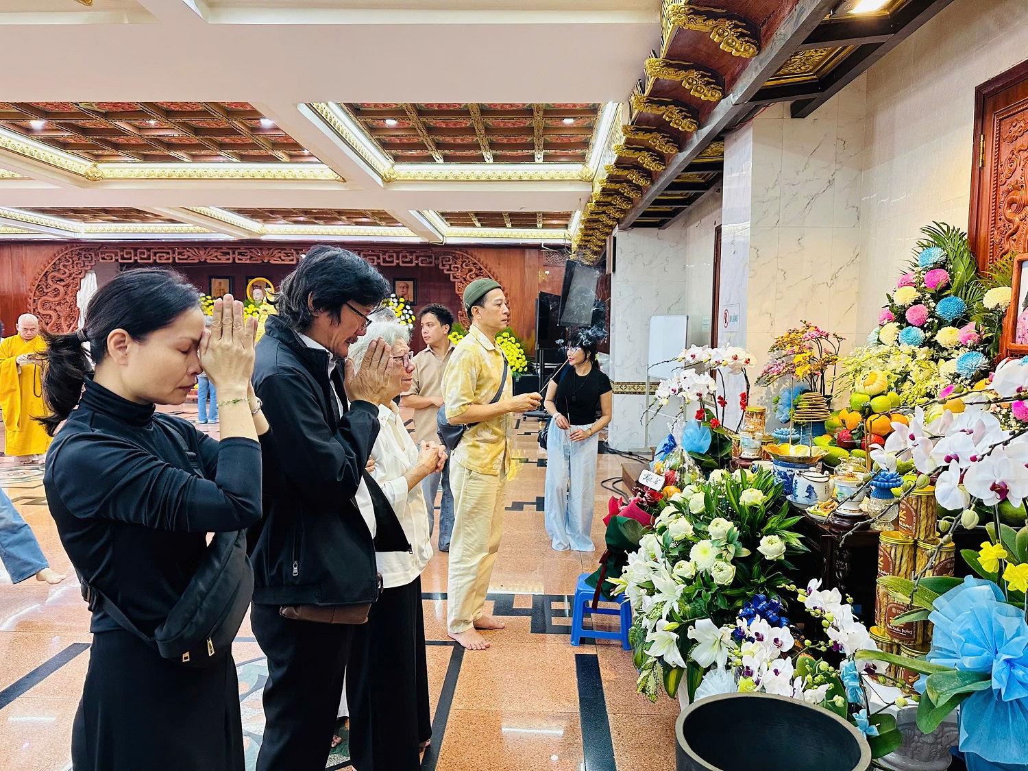 Mẹ ruột cố NSƯT Ngọc Trinh nắm tay NSƯT Công Ninh khóc nghẹn trong lễ 100 ngày mất con - Ảnh 2. Nghệ sĩ thắp hương tưởng niệm Ngọc Trinh