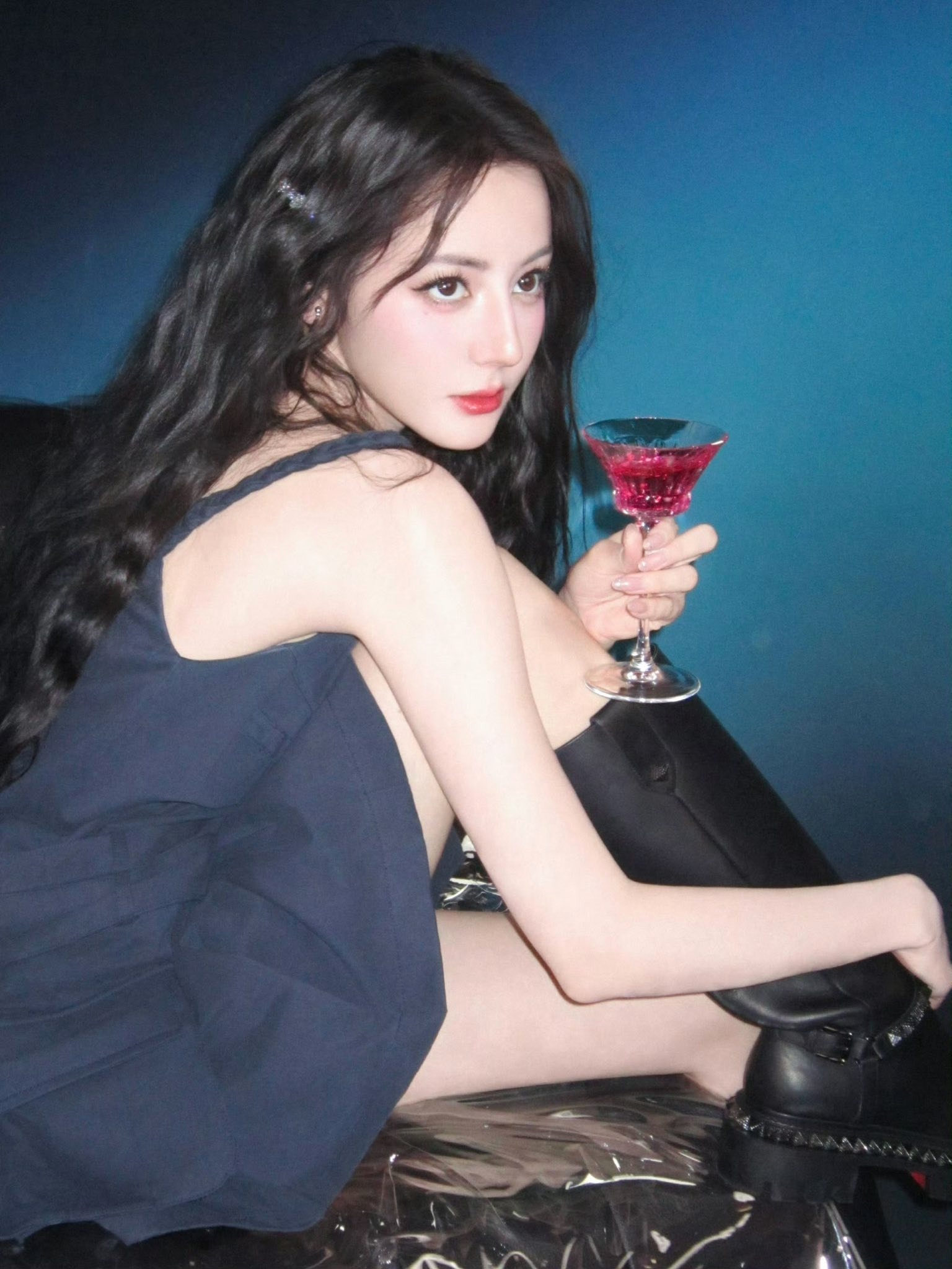 Địch Lệ Nhiệt Ba bị chỉ trích keo kiệt