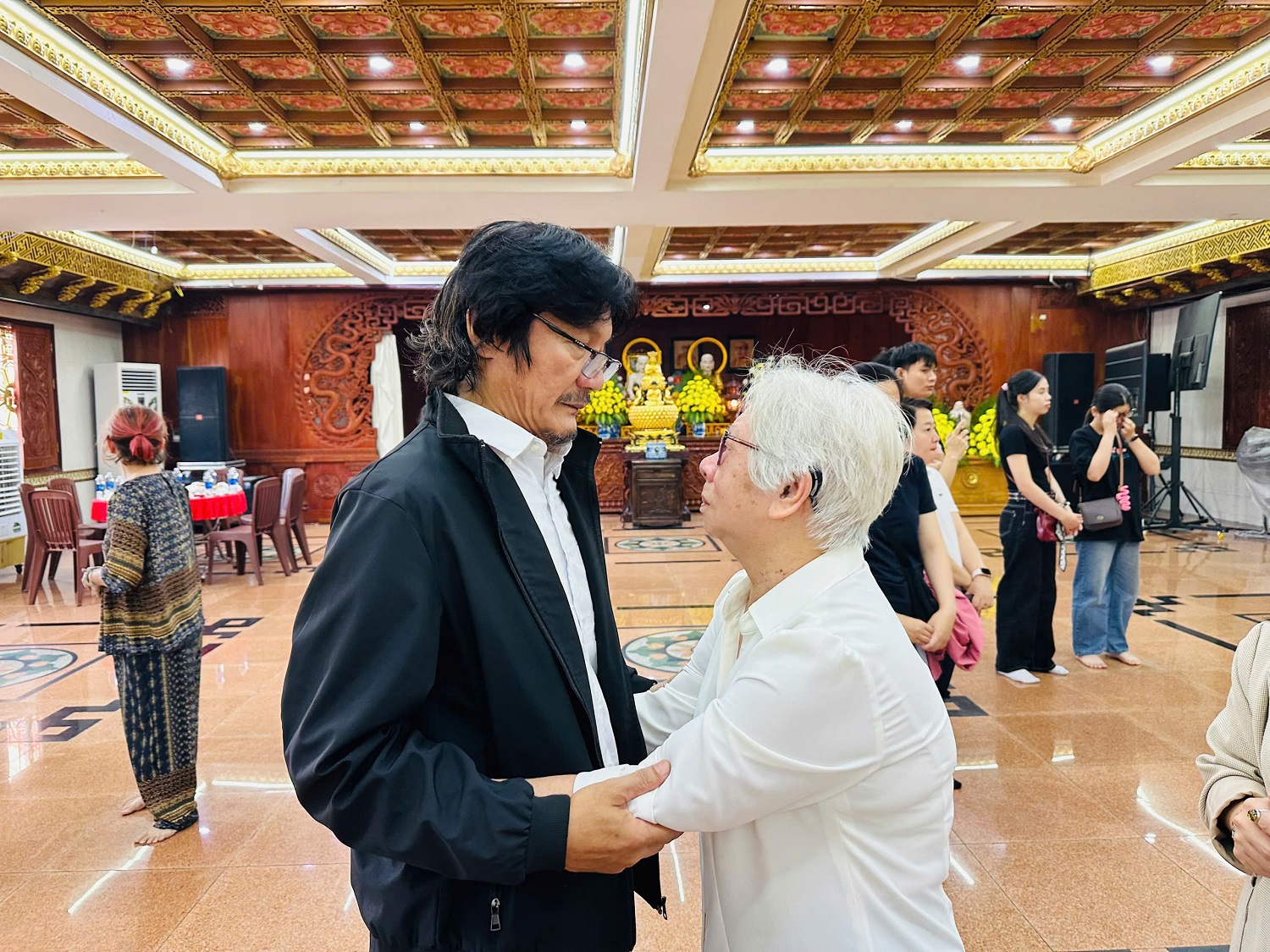 Mẹ ruột cố NSƯT Ngọc Trinh nắm tay NSƯT Công Ninh khóc nghẹn trong lễ 100 ngày mất con - Ảnh 4. NSƯT Công Ninh nắm tay mẹ cố NSƯT Ngọc Trinh đầy xúc động