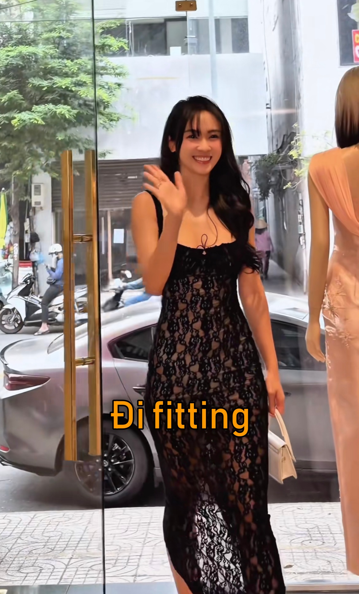 Bạn gái Đức Phạm đáp trả- Ảnh 1. Vũ Thúy Quỳnh mặc chiếc váy đen xuyên thấu
