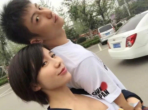 Kim Thần biểu diễn cùng các nghệ sĩ nổi tiếng - Ảnh minh họa Kim Thần trong một buổi biểu diễn nghệ thuật