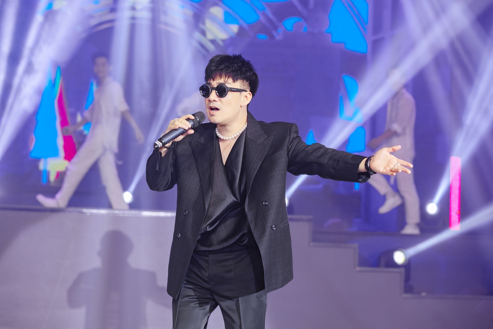 Nghệ sĩ hát vì miền Trung Tiết mục từ các ca sĩ nổi tiếng