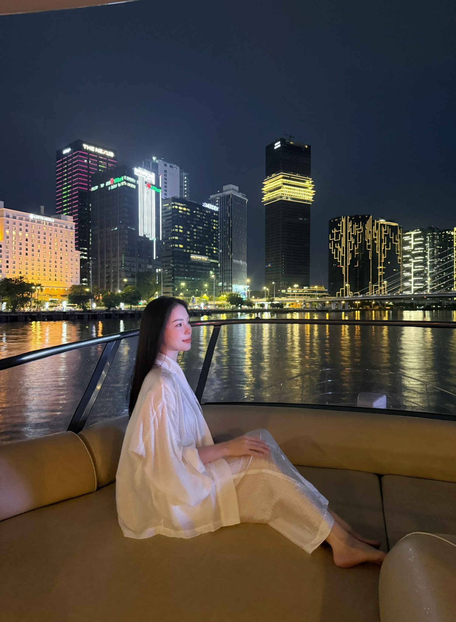 Linh Rin đang mang thai lần 2?- Ảnh 3. Trang phục giấu dáng của Linh Rin