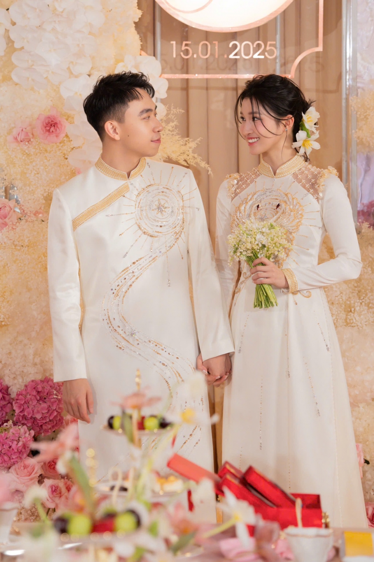 Phương Nhi đẹp 'không góc chết', thái độ của chồng thiếu gia cho vợ gây chú ý - Ảnh 8. Á hậu Phương Nhi và thiếu gia Minh Hoàng làm lễ ăn hỏi