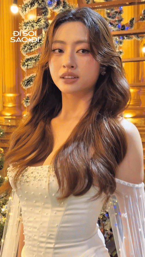 Ý Nhi vượt ải camera thường, Lương Thùy Linh khoe vòng 1 ngồn ngộn hậu bị chê xuống sắc- Ảnh 3. Lương Thùy Linh mặc váy ôm, khoe vòng 1 nóng bỏng và visual ổn áp hậu bị chê xuống sắc