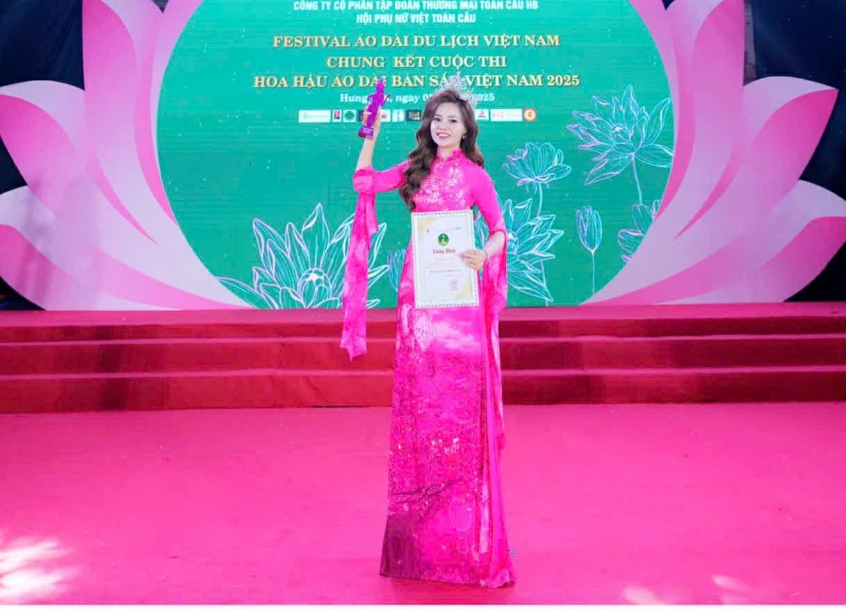 NTK Nhung Cao Chân dung NTK Nhung Cao