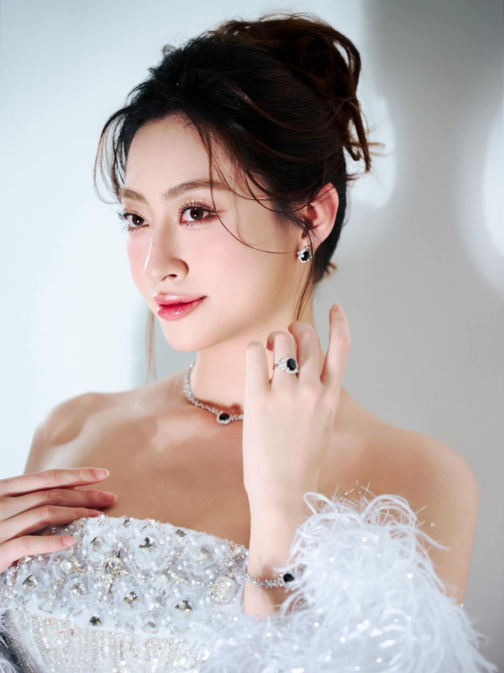 Lương Thùy Linh trên sàn diễn thời trang