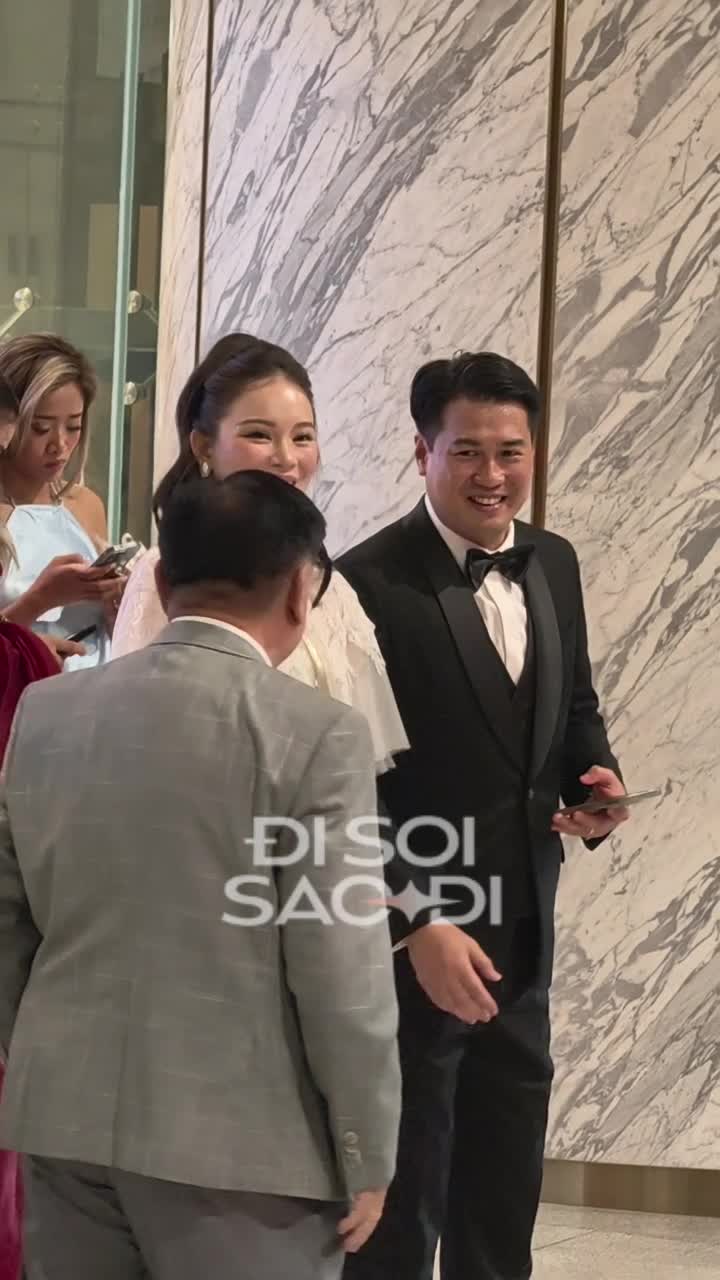 Linh Rin và Phillip Nguyễn ra về sau tiệc cưới Tiên Nguyễn Clip Linh Rin và Phillip ra về sau đám cưới